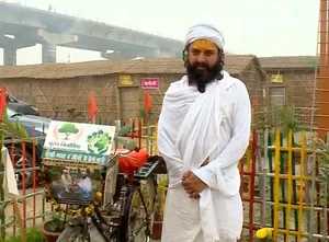 महाकुंभ में पहुंचे पर्यावरण बाबा, संगम नगरी में दे रहे पर्यावरण संरक्षण का संदेश